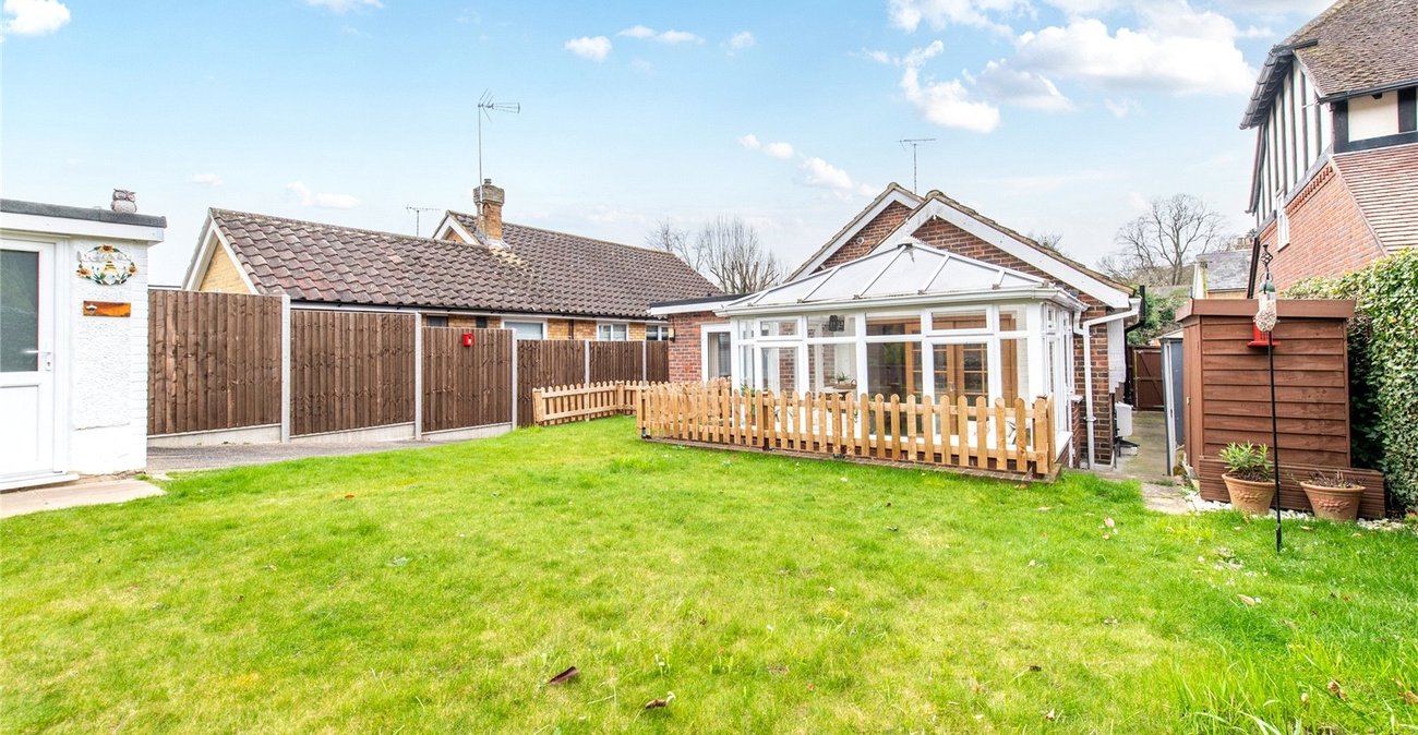 2 bedroom bungalow for sale in Istead Rise | Robinson Michael & Jackson