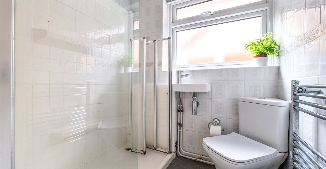 2 bedroom bungalow for sale in Istead Rise | Robinson Michael & Jackson