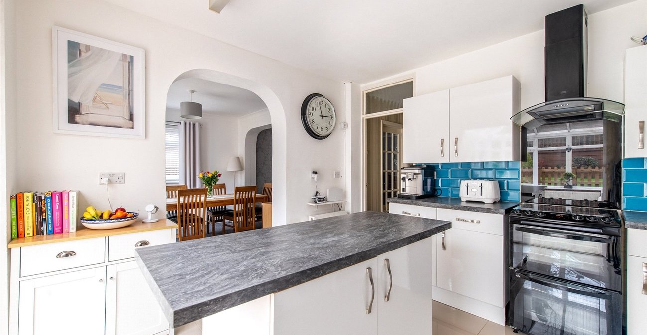 2 bedroom bungalow for sale in Istead Rise | Robinson Michael & Jackson