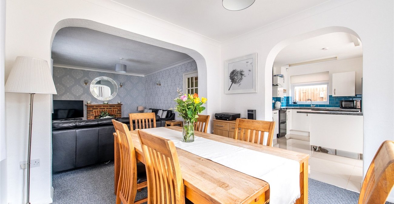 2 bedroom bungalow for sale in Istead Rise | Robinson Michael & Jackson