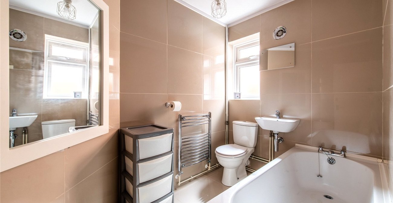 2 bedroom bungalow for sale in Istead Rise | Robinson Michael & Jackson