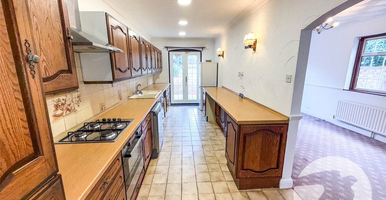 3 bedroom house for sale in London | Robinson Jackson