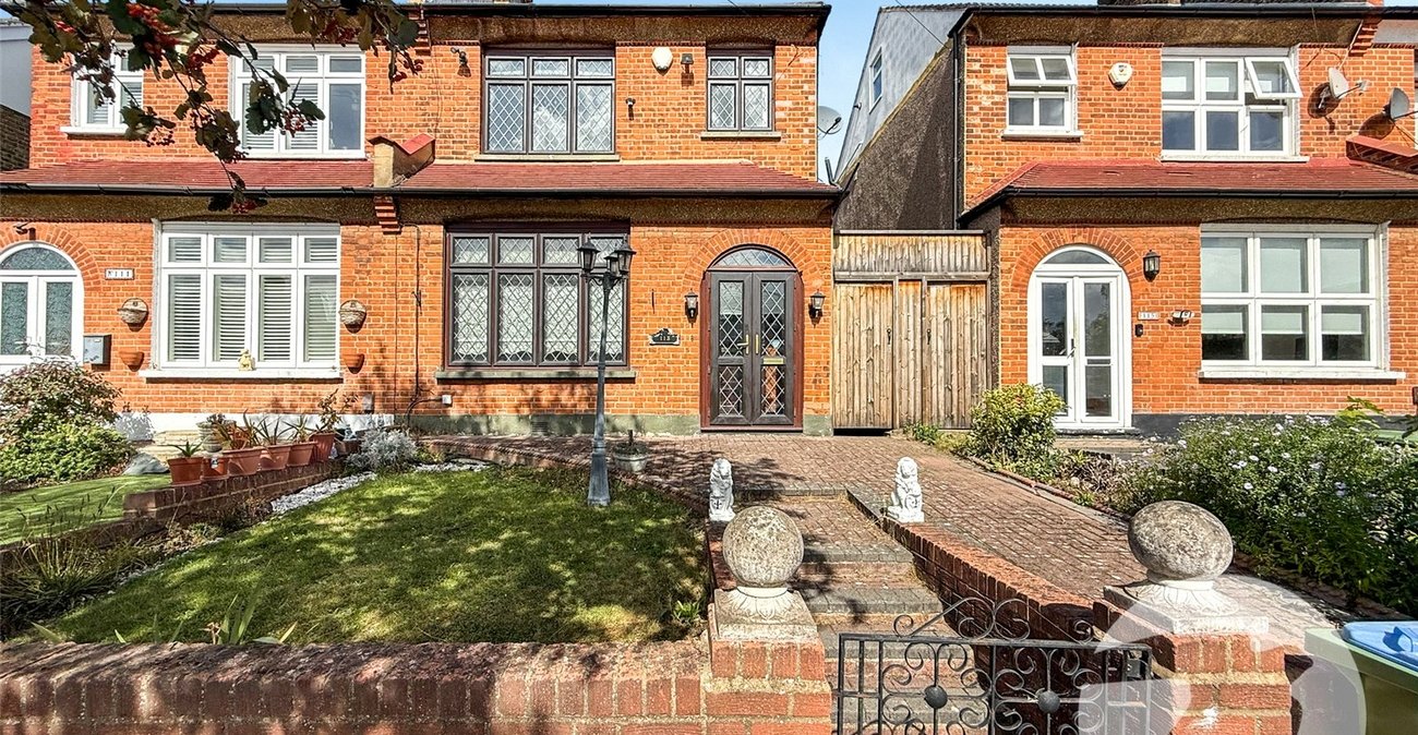 3 bedroom house for sale in London | Robinson Jackson