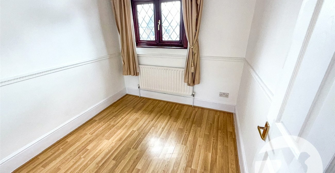 3 bedroom house for sale in London | Robinson Jackson