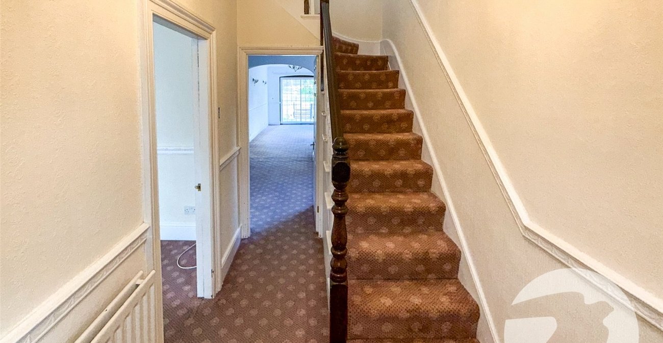 3 bedroom house for sale in London | Robinson Jackson