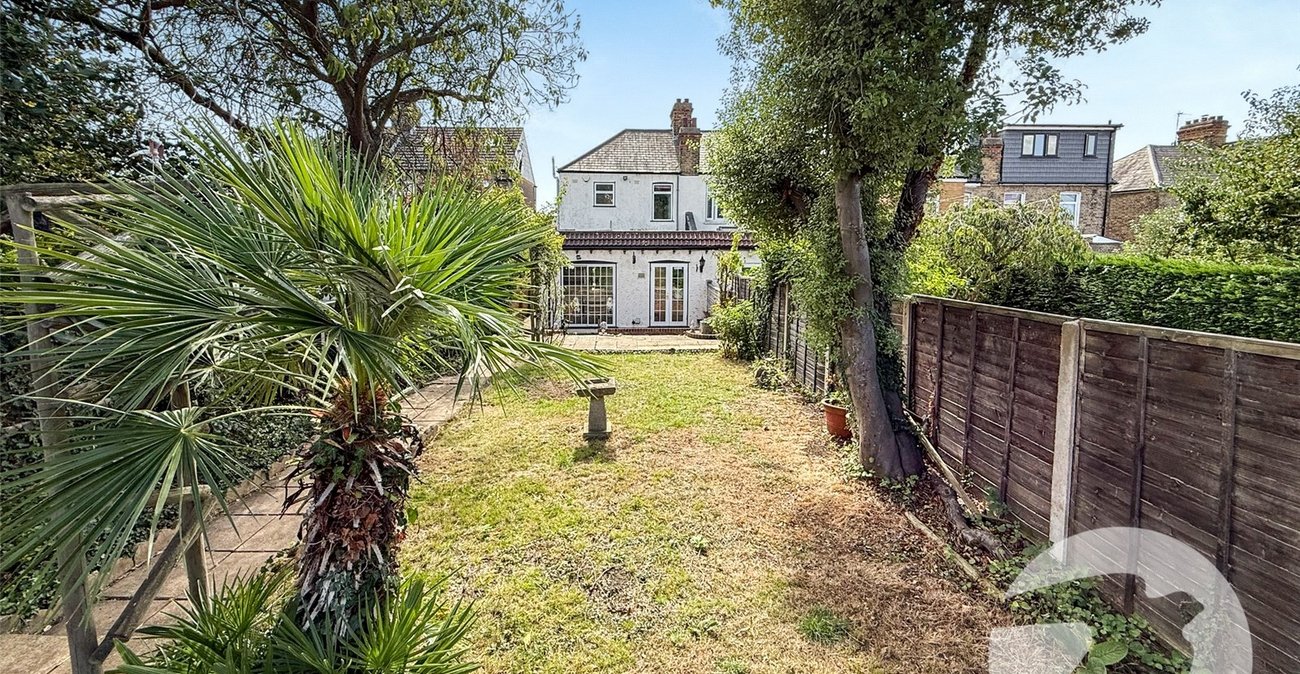 3 bedroom house for sale in London | Robinson Jackson