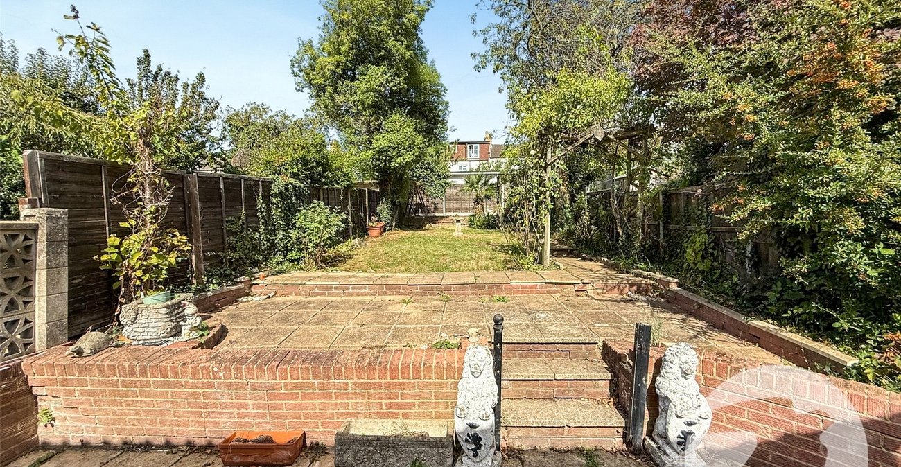 3 bedroom house for sale in London | Robinson Jackson