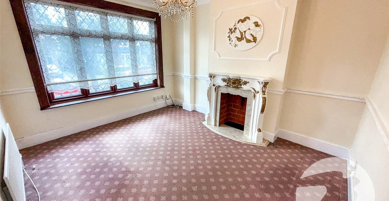 3 bedroom house for sale in London | Robinson Jackson