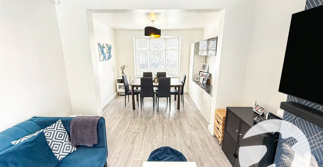 2 bedroom house for sale in London | Robinson Jackson