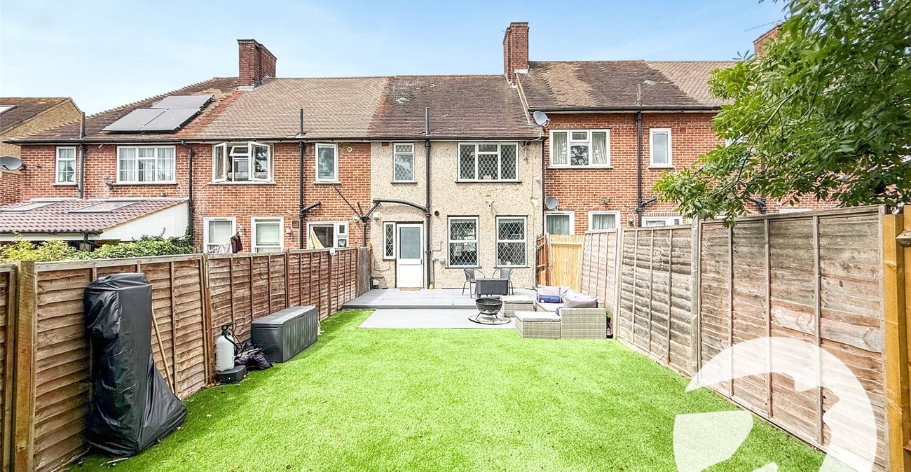 2 bedroom house for sale in London | Robinson Jackson