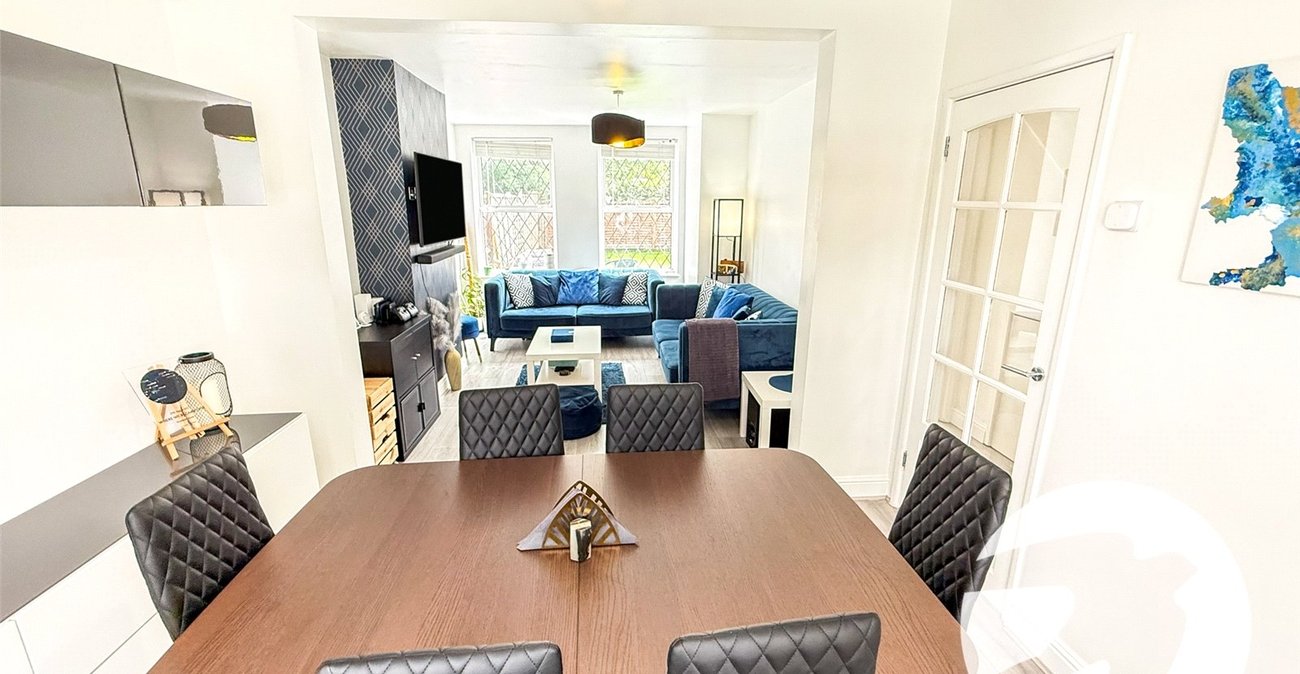 2 bedroom house for sale in London | Robinson Jackson
