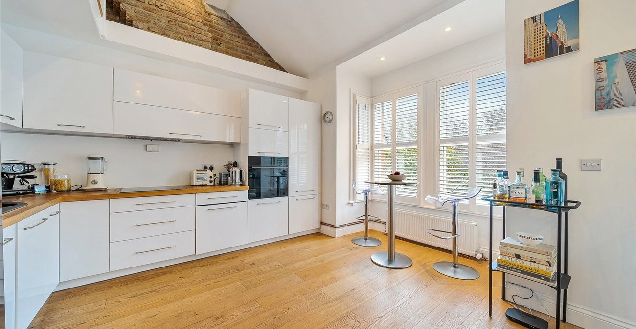 3 bedroom property for sale in London | Robinson Jackson