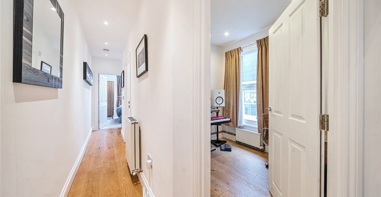 3 bedroom property for sale in London | Robinson Jackson