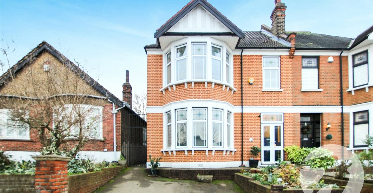 4 bedroom house for sale in London | Robinson Jackson