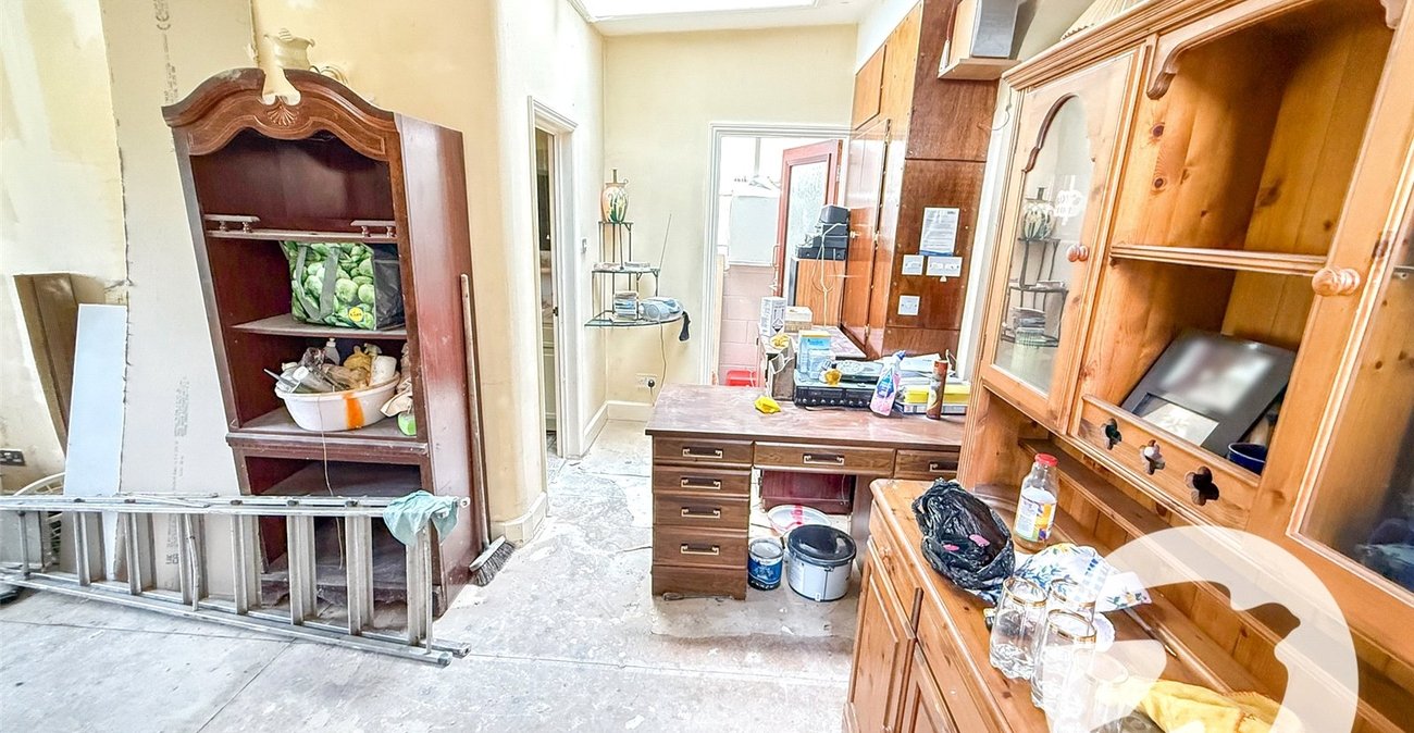 3 bedroom house for sale in London | Robinson Jackson