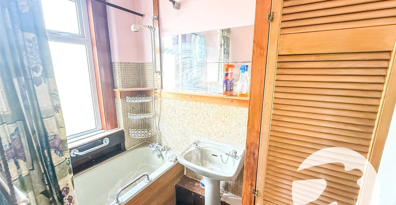 3 bedroom house for sale in London | Robinson Jackson