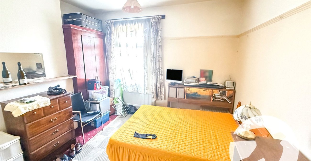 3 bedroom house for sale in London | Robinson Jackson