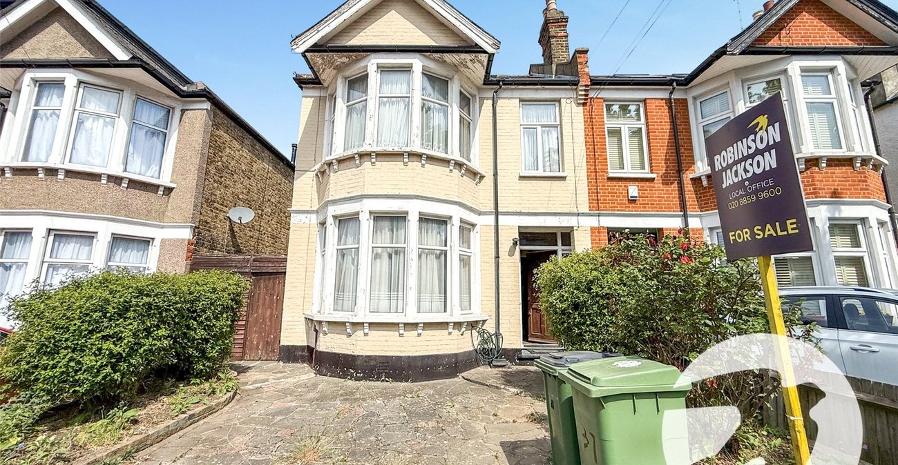 3 bedroom house for sale in London | Robinson Jackson
