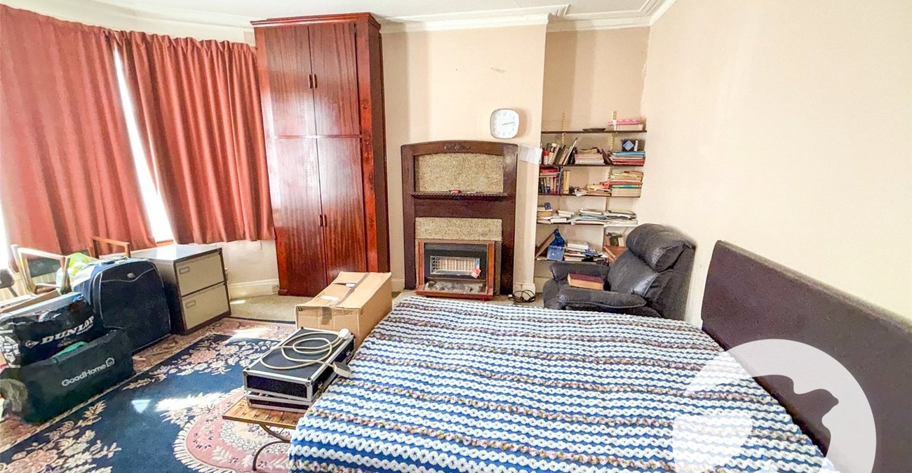 3 bedroom house for sale in London | Robinson Jackson