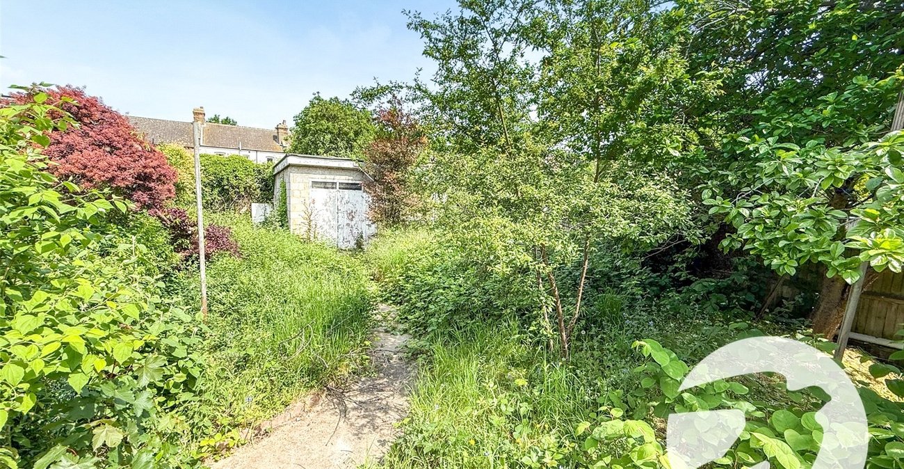3 bedroom house for sale in London | Robinson Jackson