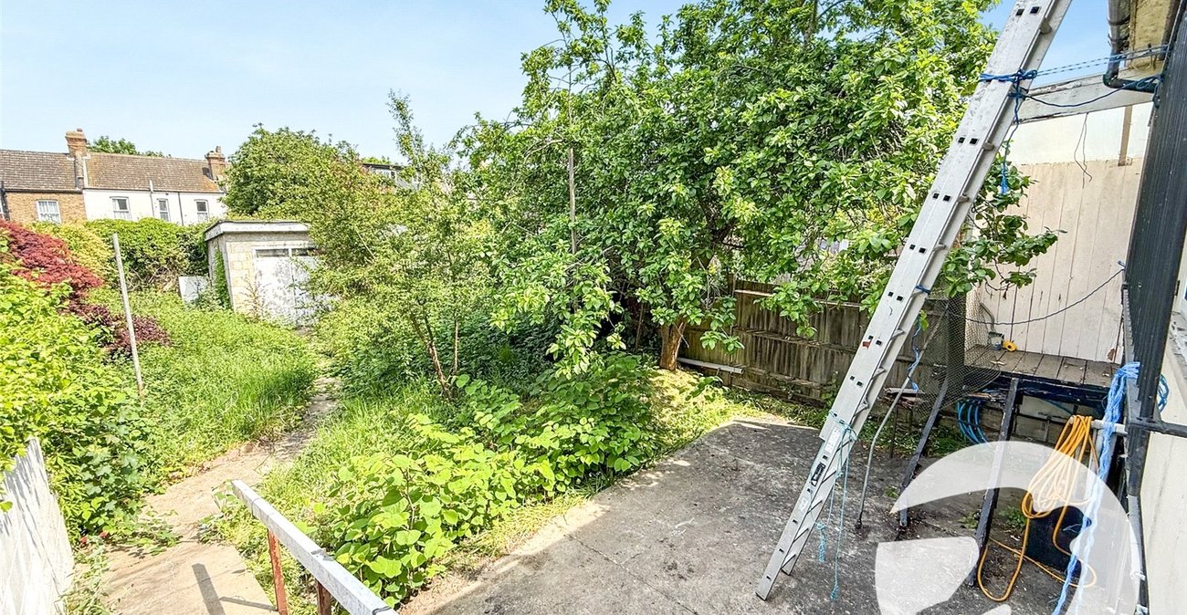3 bedroom house for sale in London | Robinson Jackson