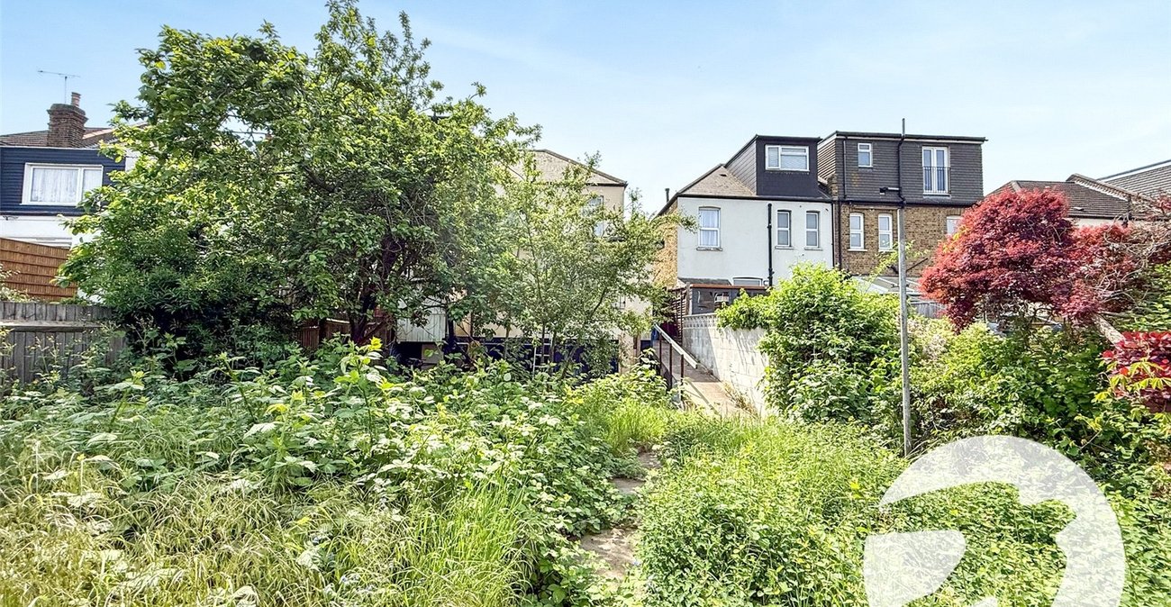 3 bedroom house for sale in London | Robinson Jackson