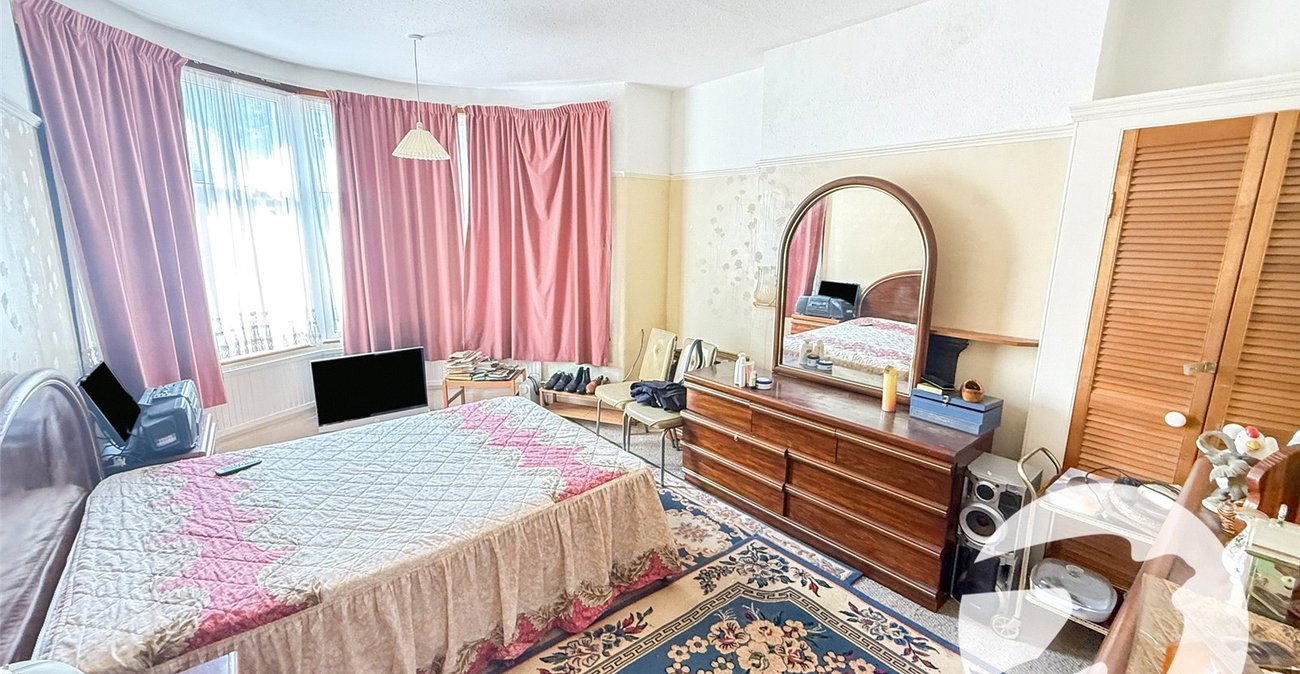 3 bedroom house for sale in London | Robinson Jackson