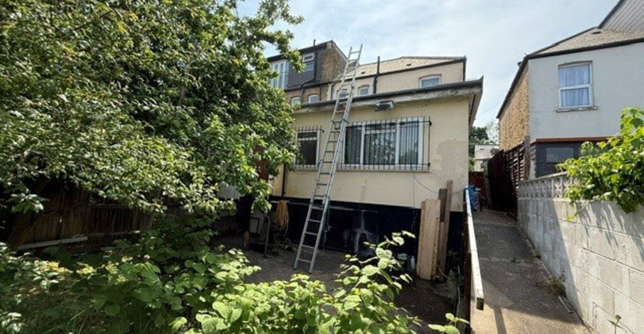 3 bedroom house for sale in London | Robinson Jackson