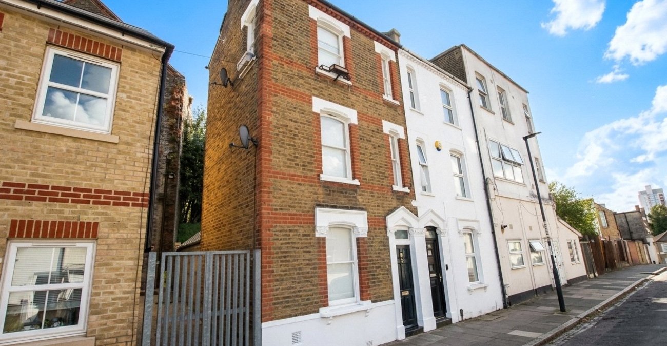 2 bedroom house for sale in Plumstead Common | Robinson Jackson