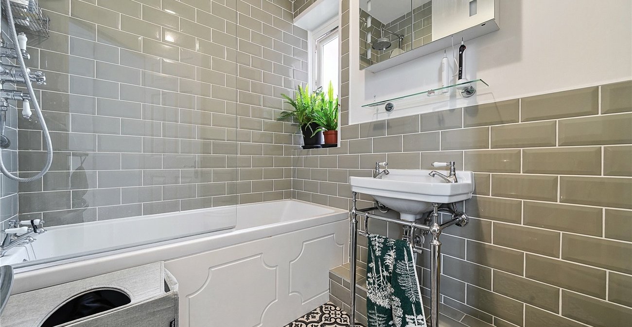 2 bedroom property for sale in London | Robinson Jackson