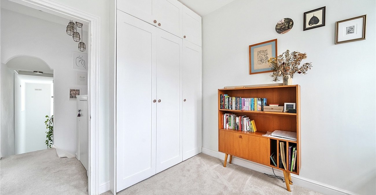 2 bedroom property for sale in London | Robinson Jackson