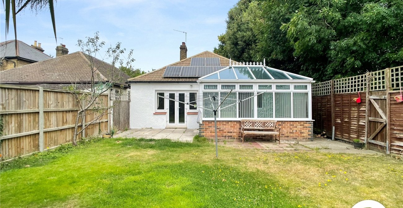 2 bedroom bungalow for sale in Dartford | Robinson Jackson