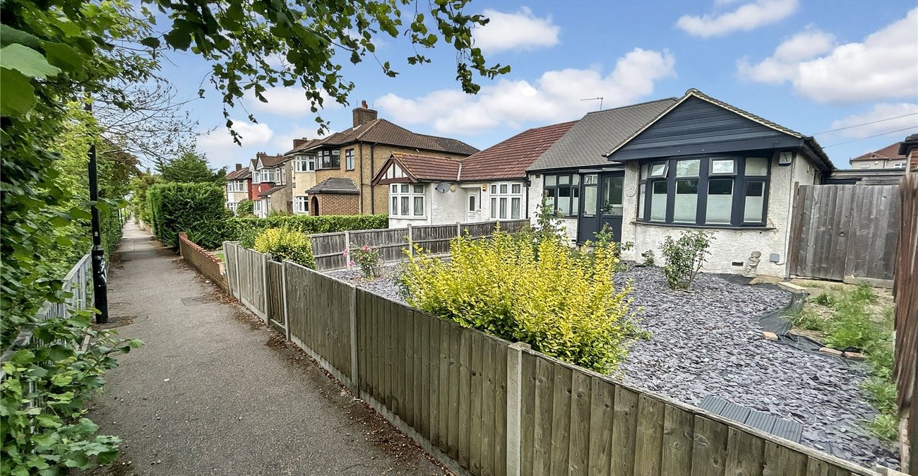 3 bedroom bungalow for sale in Sidcup | Robinson Jackson