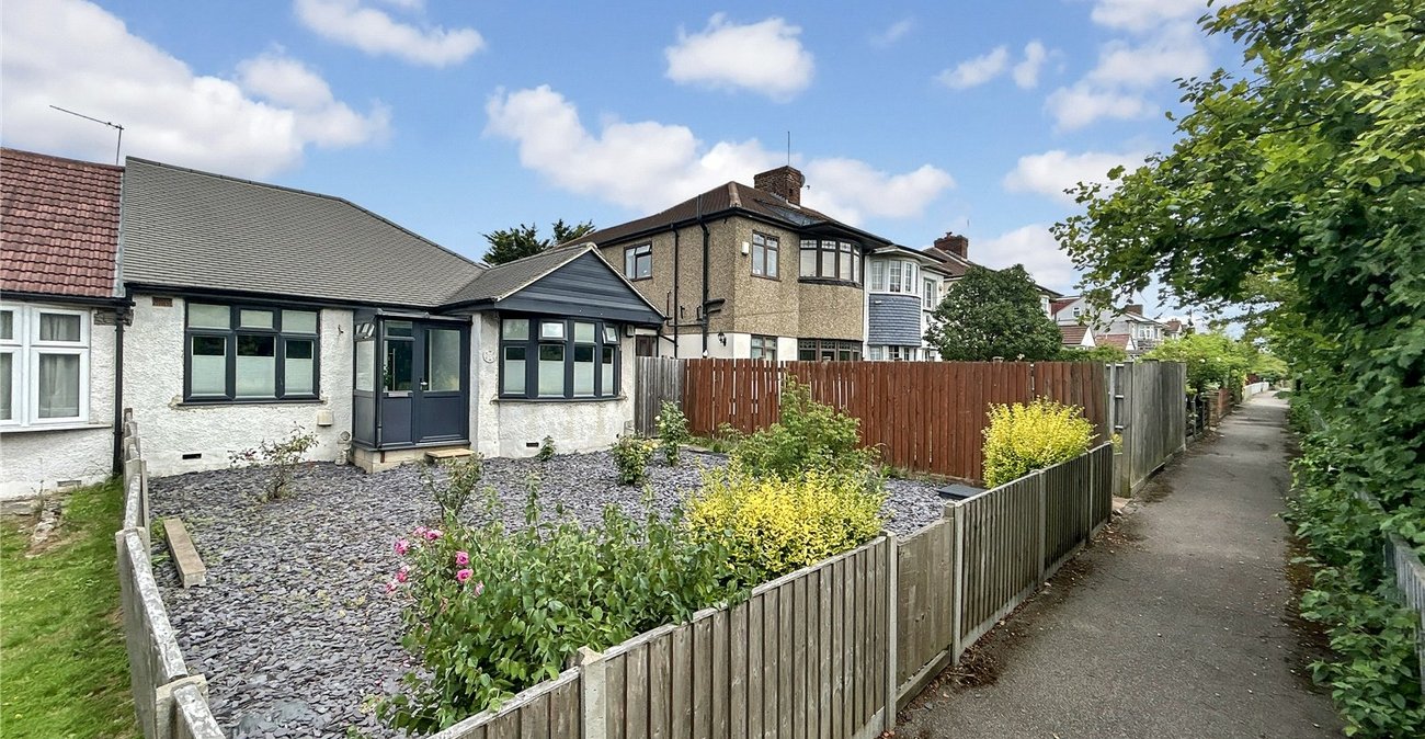 3 bedroom bungalow for sale in Sidcup | Robinson Jackson
