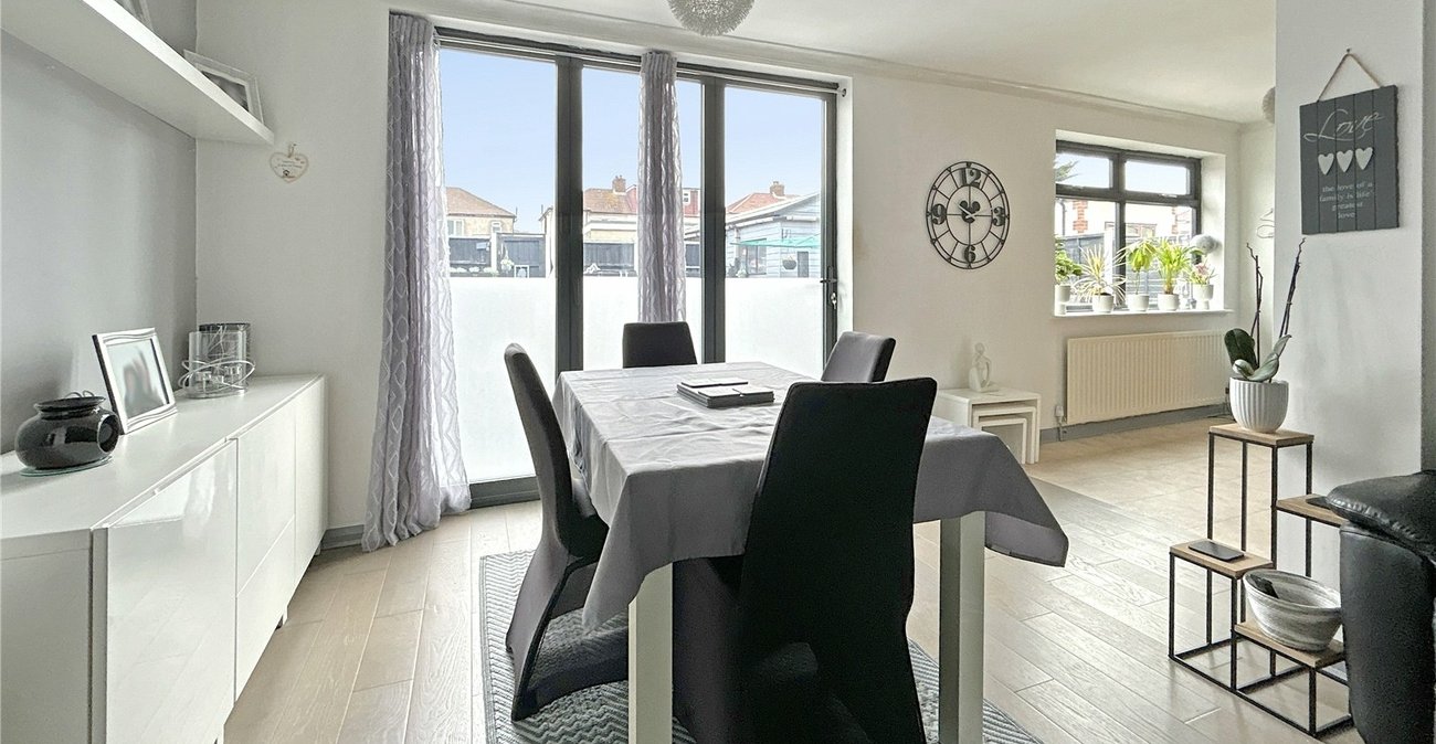 3 bedroom bungalow for sale in Sidcup | Robinson Jackson