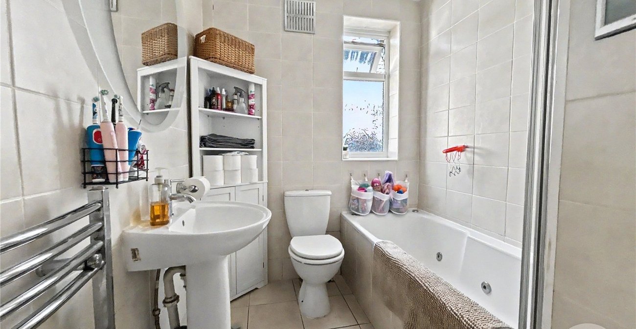 3 bedroom bungalow for sale in Sidcup | Robinson Jackson