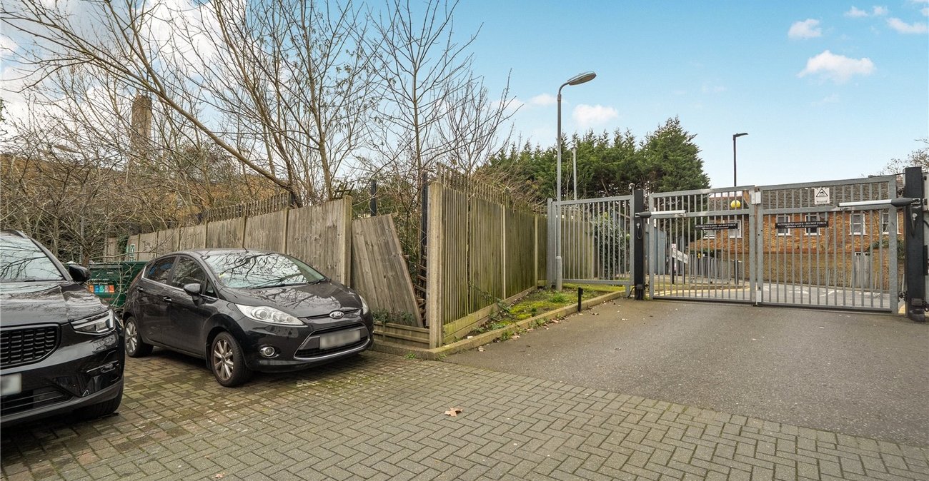 2 bedroom property for sale in West Norwood | Robinson Jackson