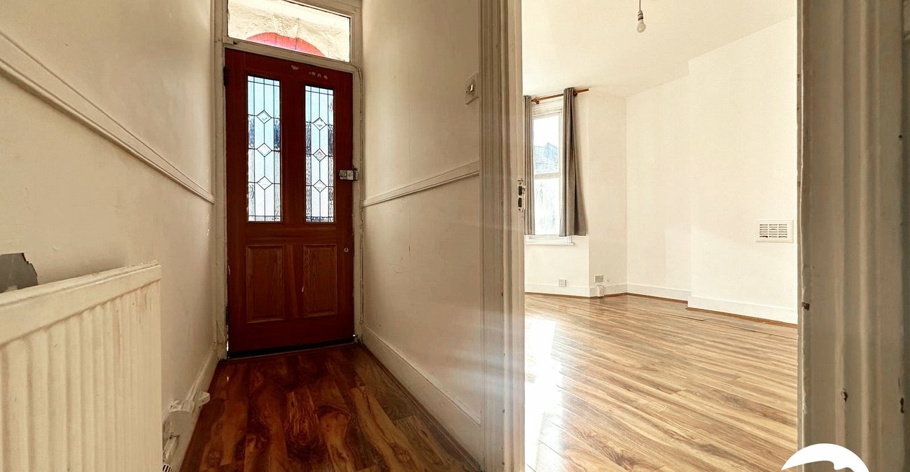 3 bedroom house for sale in London | Robinson Jackson