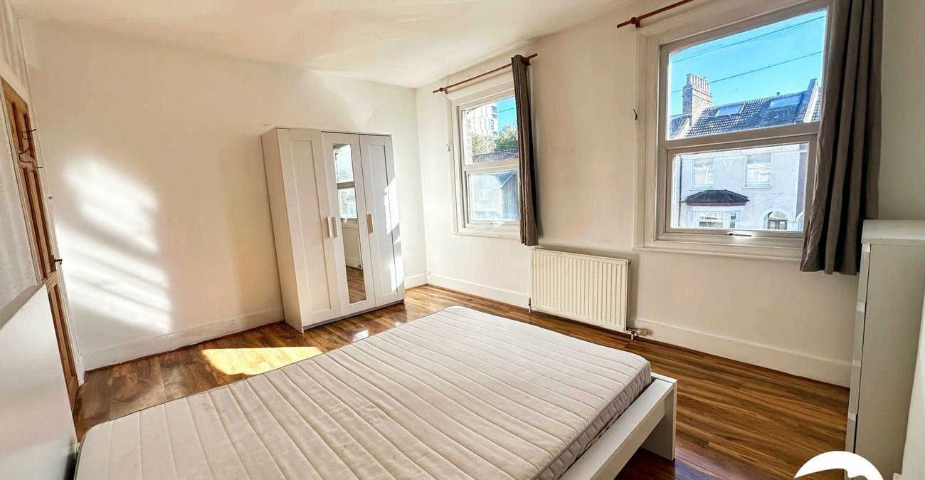 3 bedroom house for sale in London | Robinson Jackson