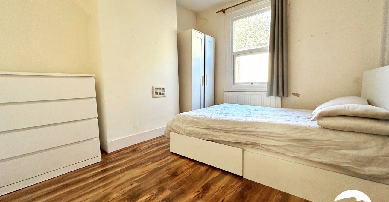 3 bedroom house for sale in London | Robinson Jackson