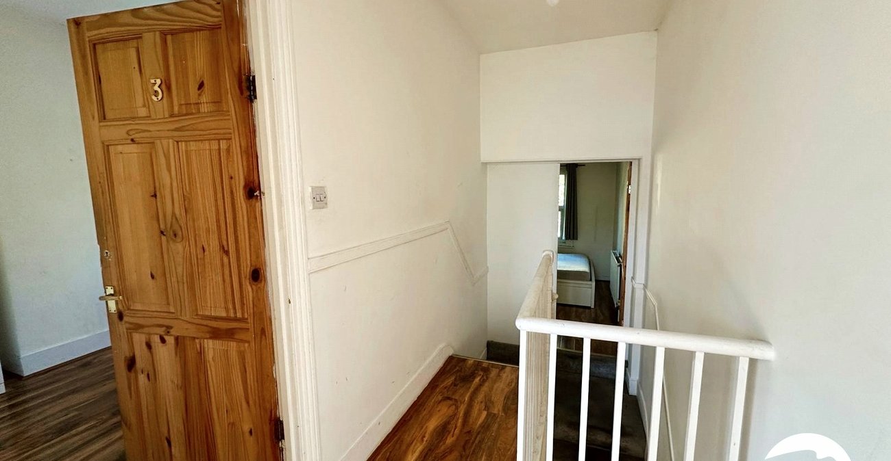 3 bedroom house for sale in London | Robinson Jackson