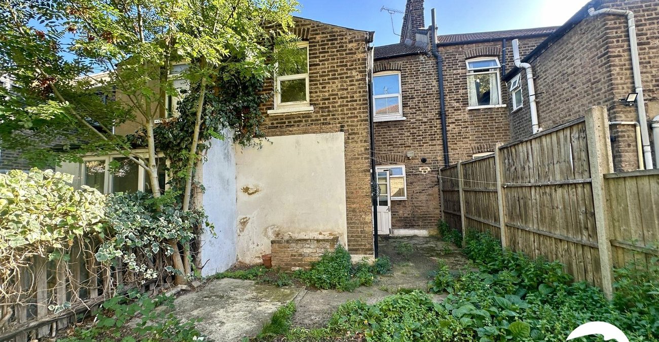 3 bedroom house for sale in London | Robinson Jackson