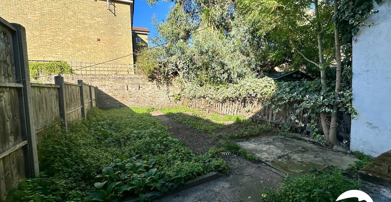 3 bedroom house for sale in London | Robinson Jackson