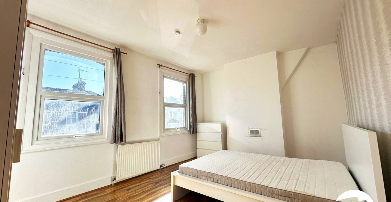 3 bedroom house for sale in London | Robinson Jackson