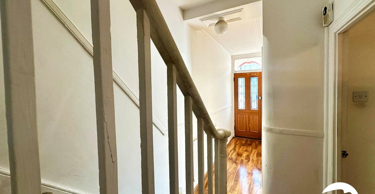 3 bedroom house for sale in London | Robinson Jackson