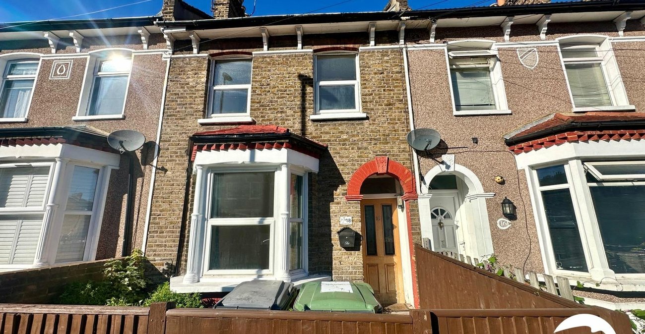 3 bedroom house for sale in London | Robinson Jackson