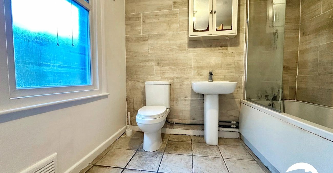 3 bedroom house for sale in London | Robinson Jackson