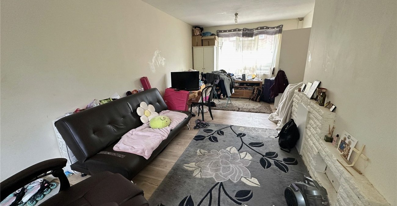 3 bedroom house for sale in London | Robinson Jackson