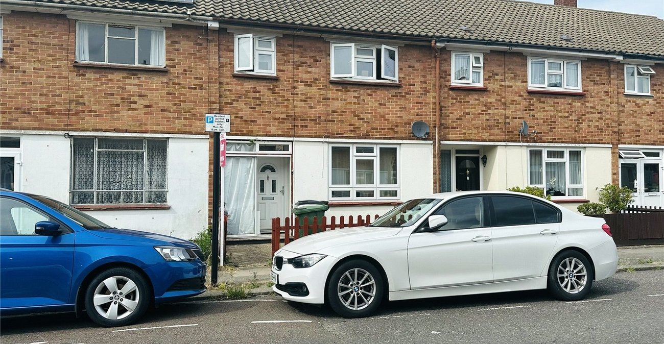 3 bedroom house for sale in London | Robinson Jackson