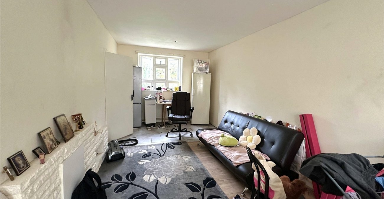 3 bedroom house for sale in London | Robinson Jackson